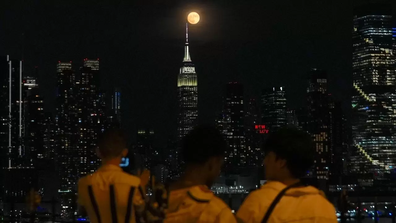 Çilek Dolunayı gökyüzünde yükseldi! New York'ta muhteşem görüntüler 1