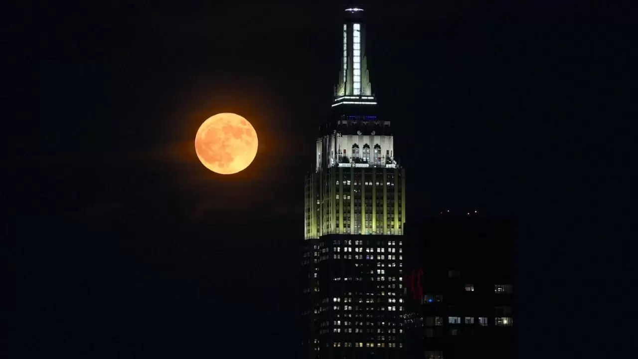 Çilek Dolunayı gökyüzünde yükseldi! New York'ta muhteşem görüntüler 4