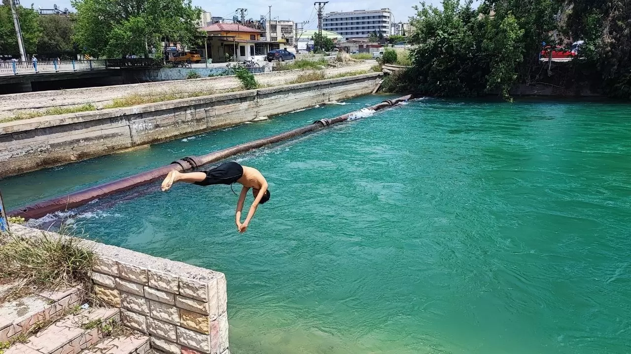 Boğulma vakalarına rağmen gençler tehlikeye meydan okuyor! 3