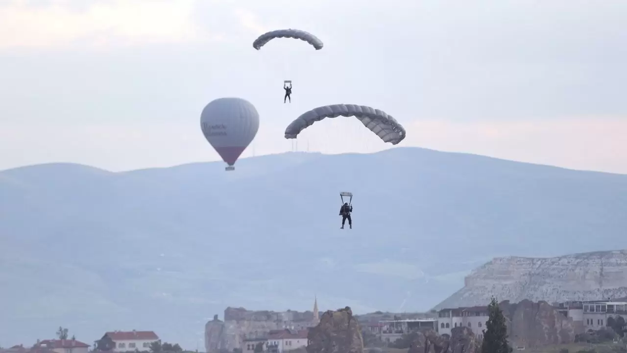 JÖAK paraşüt timinden sıcak hava balonundan muazzam atlayış! 2