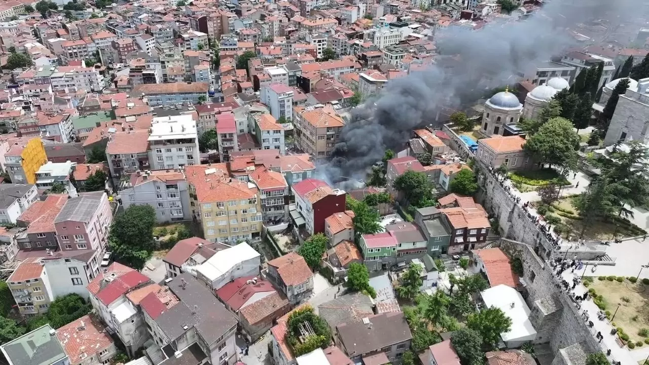 İstanbul Fatih'te korkutan yangın 1
