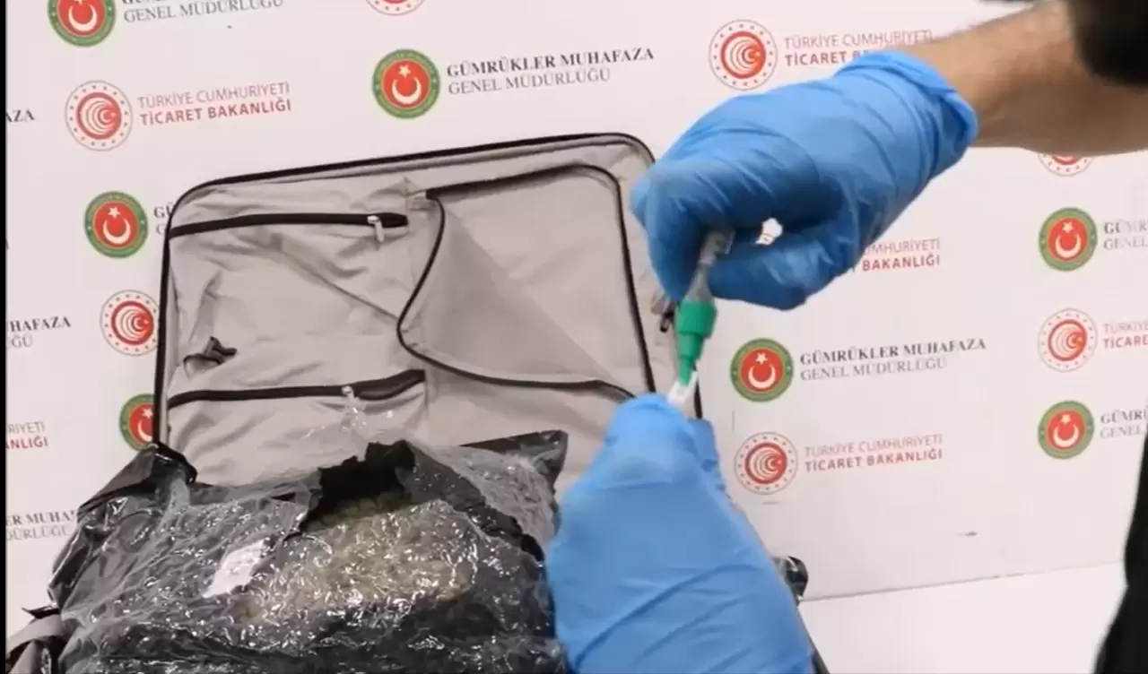 İstanbul Havalimanı’nda Gümrük Muhafaza'dan başarılı operasyon 5
