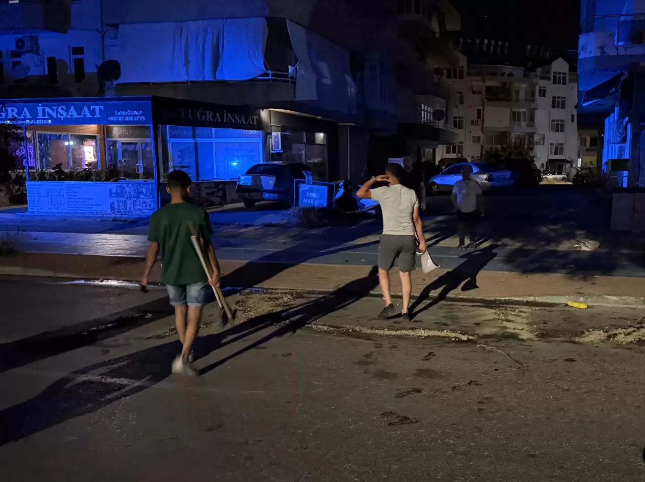 Kontrolden çıkan otomobil ortalığı savaş alanına çevirdi! Sürücü kaçtı 3