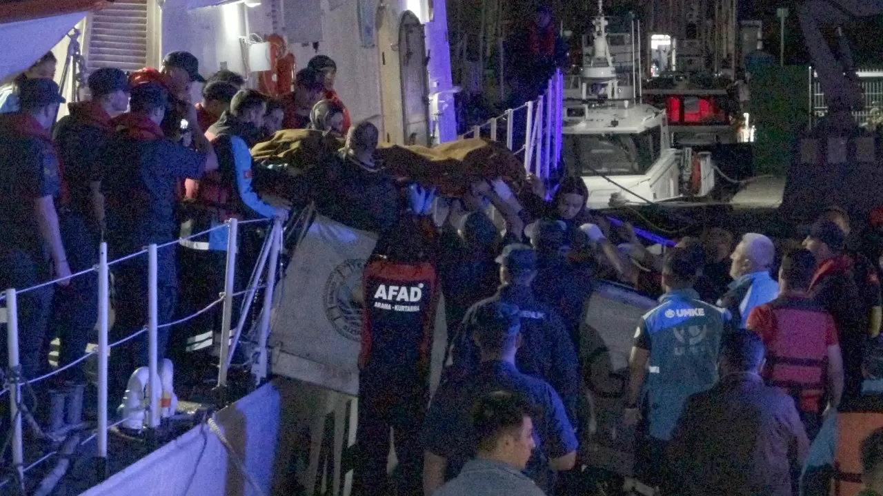 Karadeniz'de saldırıya uğrayan Türk teknesindeki yaralılar İnebolu'ya getirildi 5