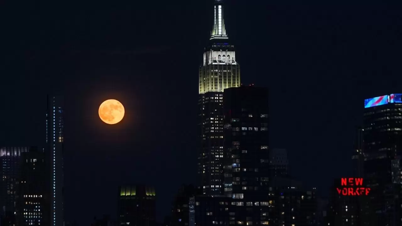 Çilek Dolunayı gökyüzünde yükseldi! New York'ta muhteşem görüntüler 9