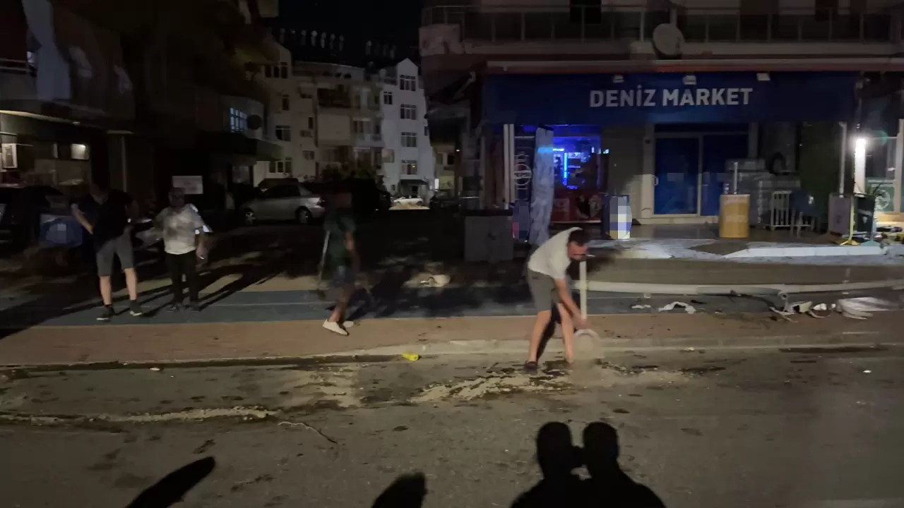 Kontrolden çıkan otomobil ortalığı savaş alanına çevirdi! Sürücü kaçtı 2