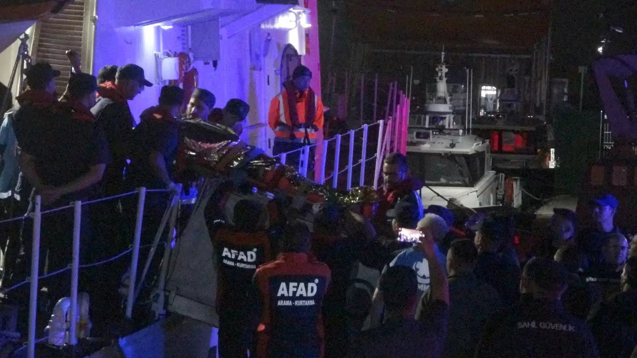 Karadeniz'de saldırıya uğrayan Türk teknesindeki yaralılar İnebolu'ya getirildi 4