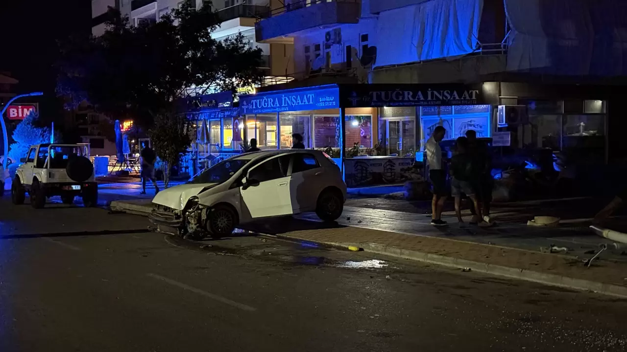 Kontrolden çıkan otomobil ortalığı savaş alanına çevirdi! Sürücü kaçtı 1
