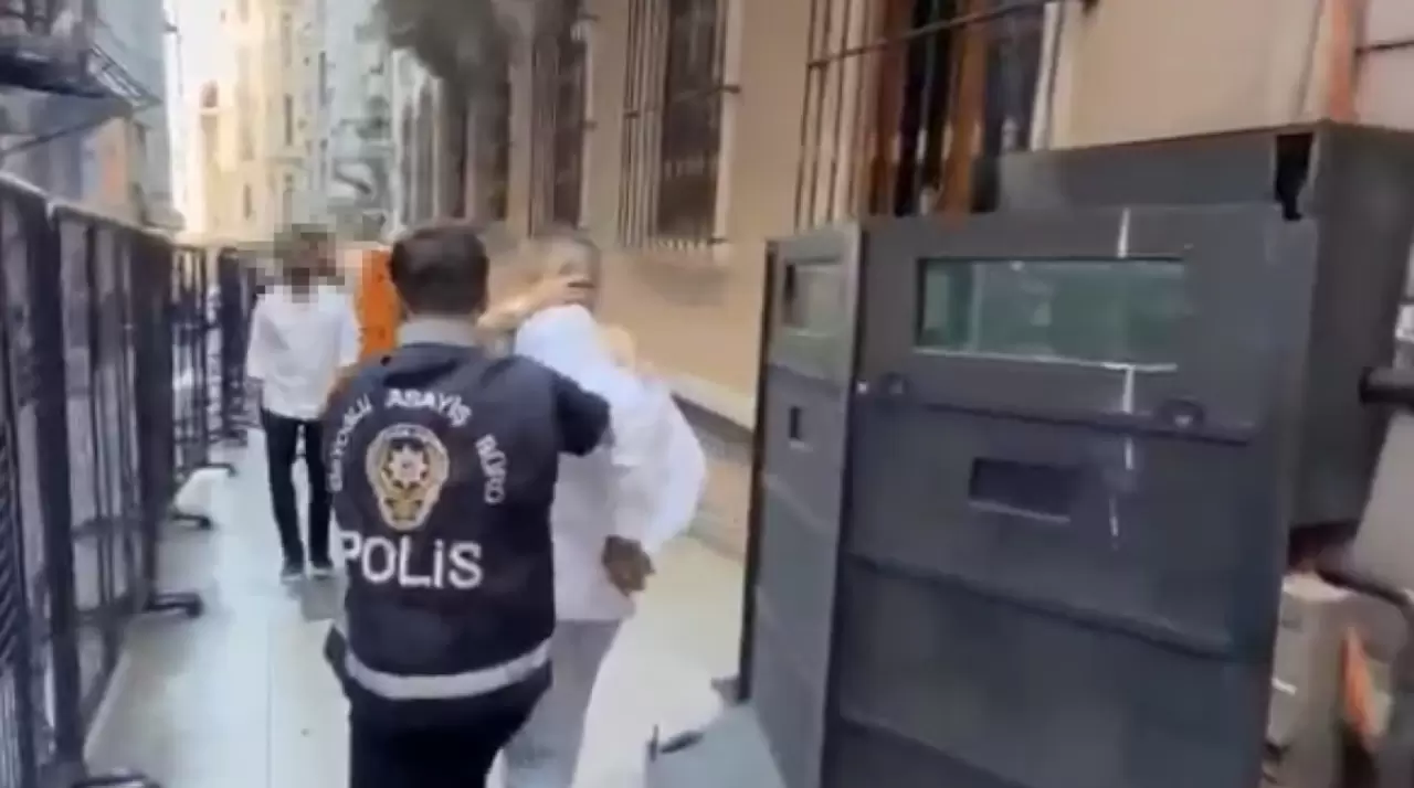 Beyoğlu'nda silahlı saldırı anı kamerada: Tartıştığı genç kızın babasını yaraladı! 1