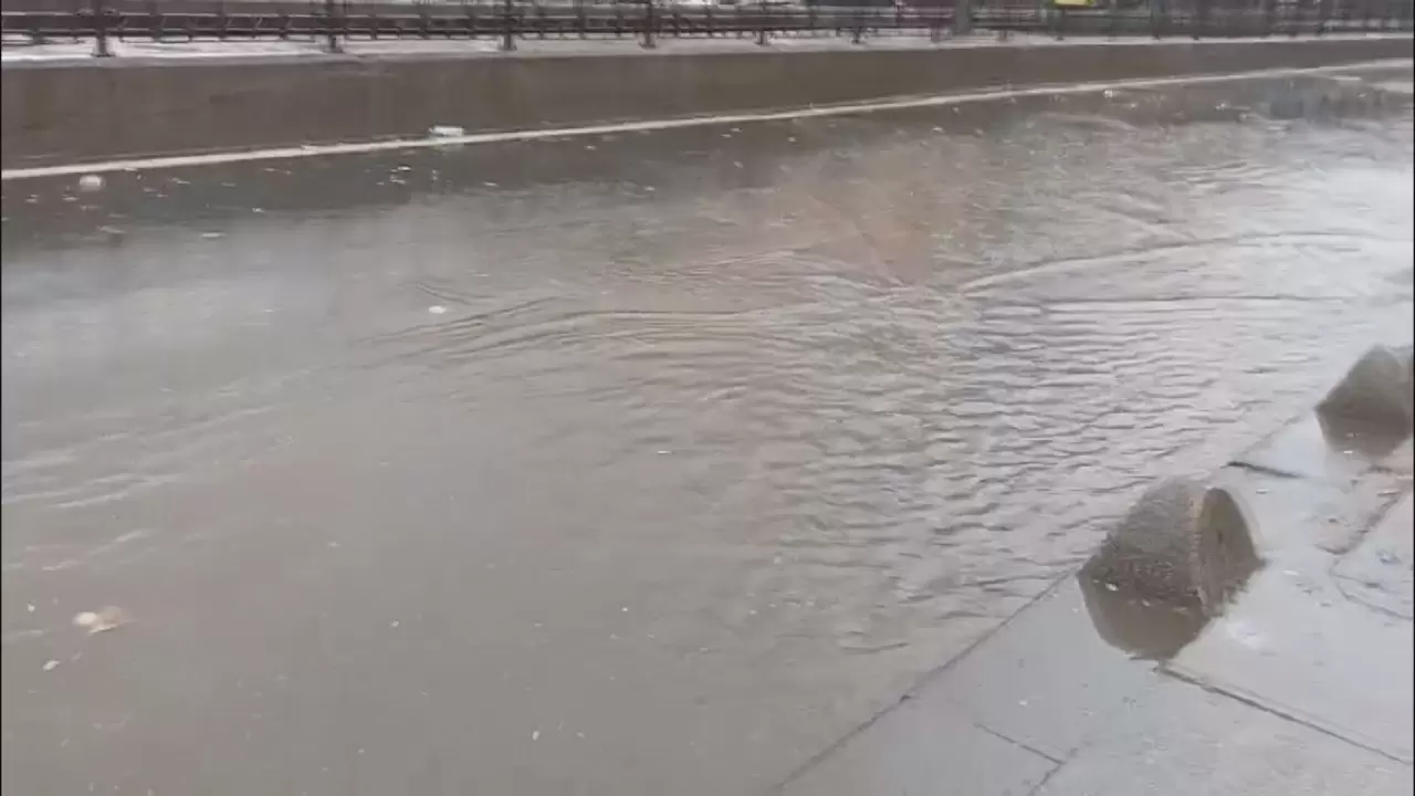 İstanbul'da sağanak felç etti: Cadde ve sokaklar göle döndü! 3