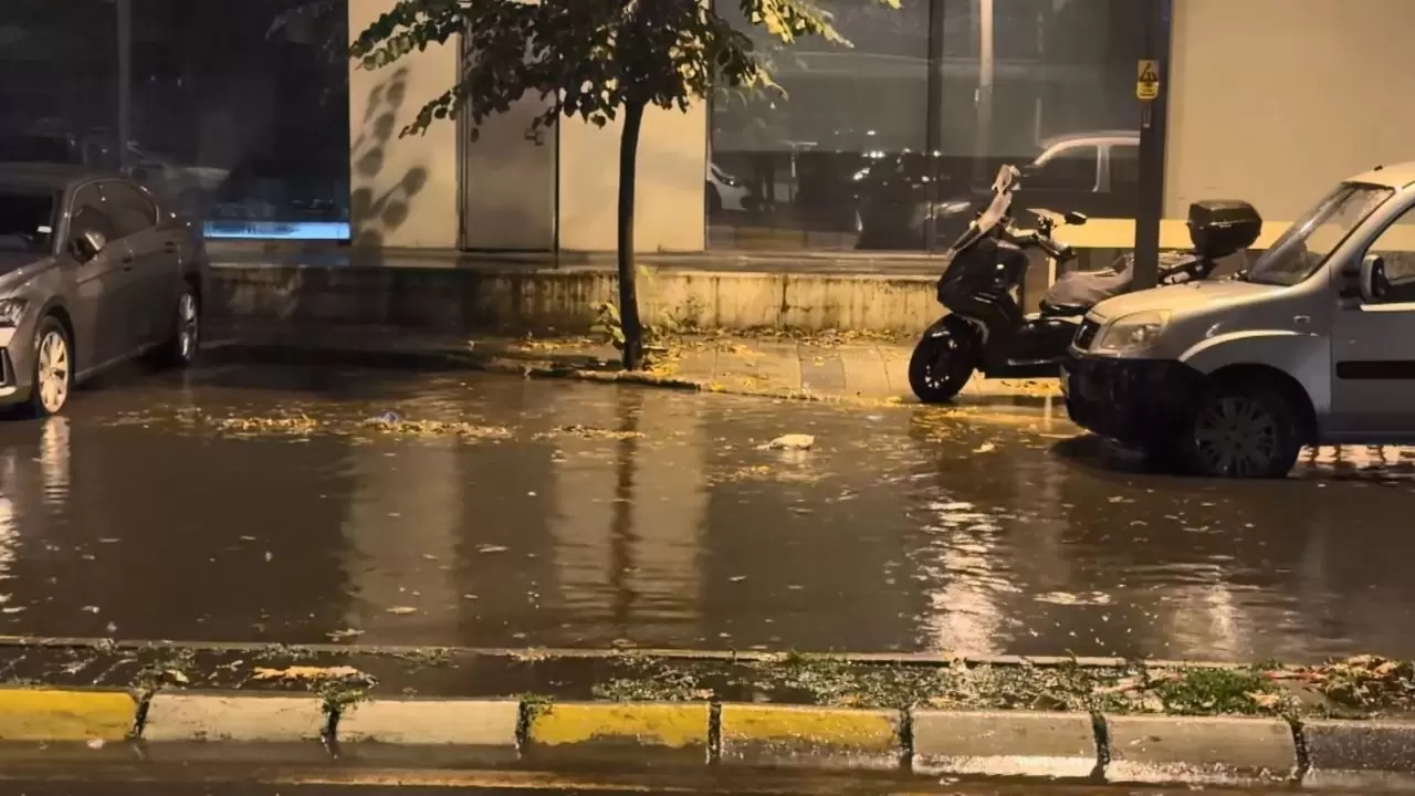 Kağıthane'de yollar göle döndü, Taksim'de zor anlar 5