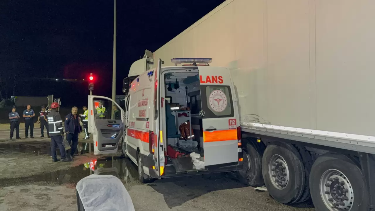 Samsun’da ambulans ile TIR çarpıştı 6
