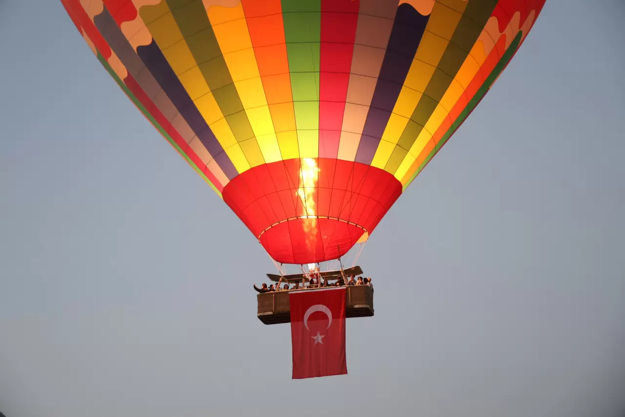 253 şehidin fotoğrafı gökyüzünde süzüldü 7