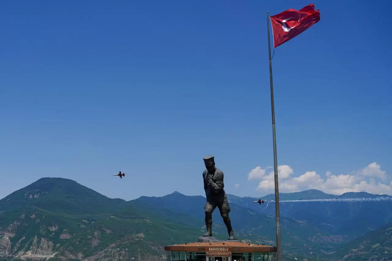 Türk Yıldızları Artvin semalarında nefes kesti 1