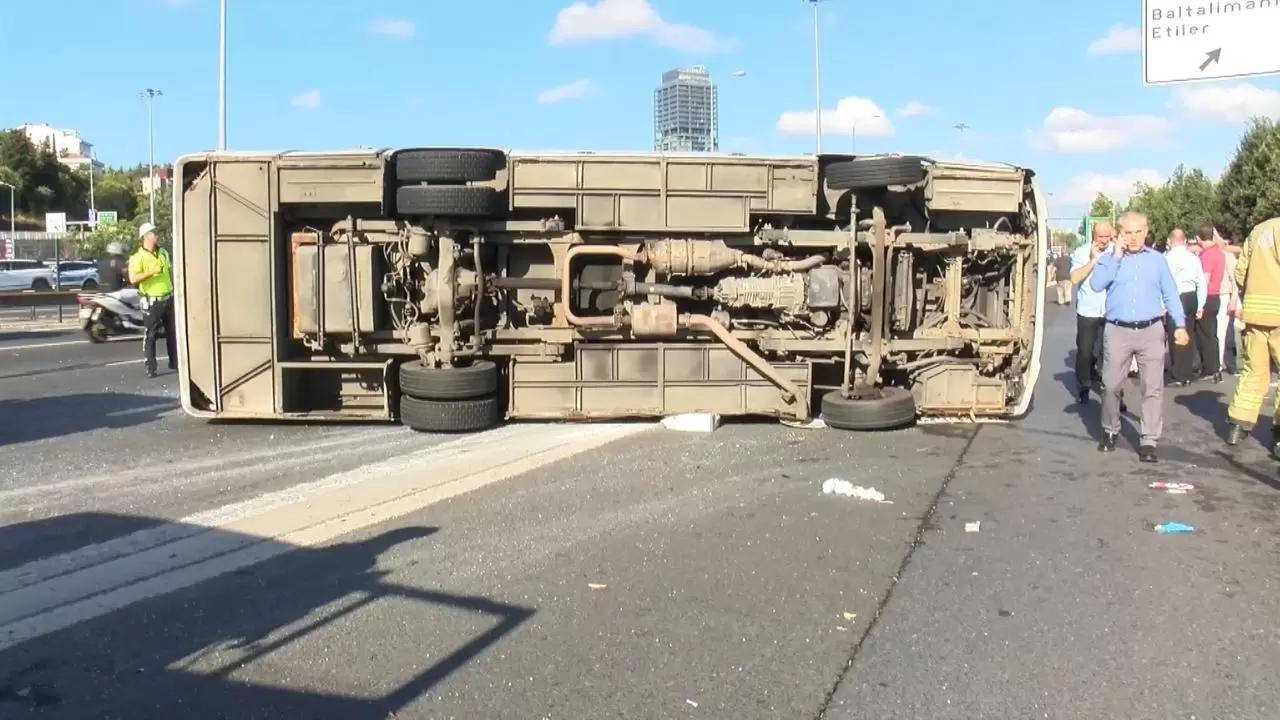 TEM Otoyolu'nda feci kaza! Servis midibüsü yan yattı 6