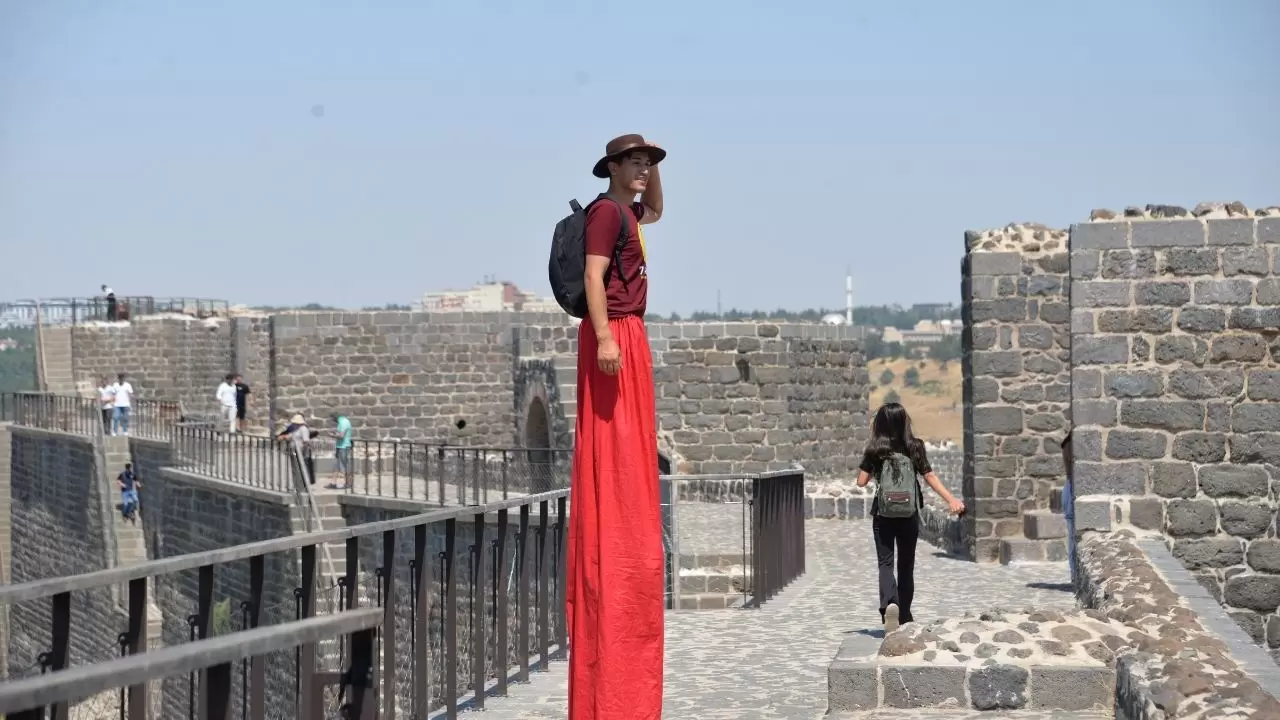 Diyarbakır Surları'nda 'tahta bacak' şov: 15 metre yükseklikte nefes kesen yürüyüş 6