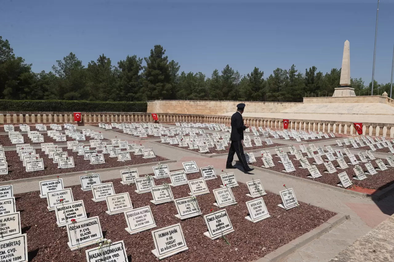 Türkiye'nin dört bir yanında şehitliklere akın! 15 Temmuz şehitleri dualarla anıldı 7