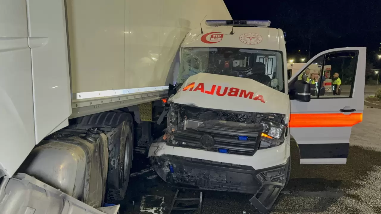 Samsun’da ambulans ile TIR çarpıştı 9