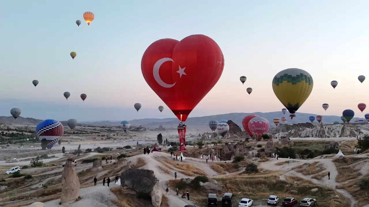 253 şehidin fotoğrafı gökyüzünde süzüldü 3