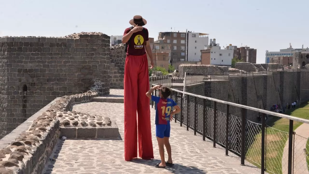 Diyarbakır Surları'nda 'tahta bacak' şov: 15 metre yükseklikte nefes kesen yürüyüş 4