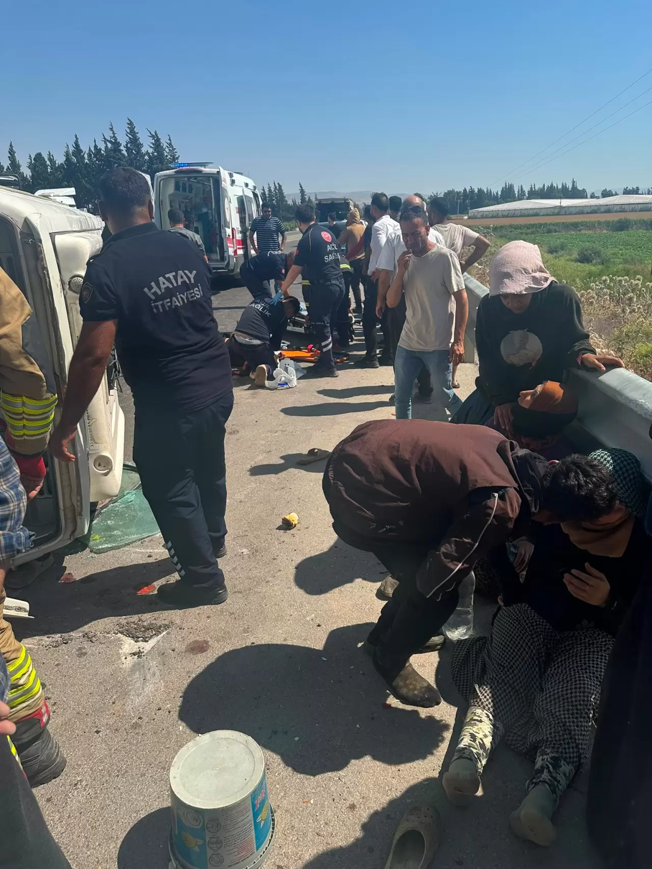 Hatay'da tarım işçilerini taşıyan minibüs devrildi 9