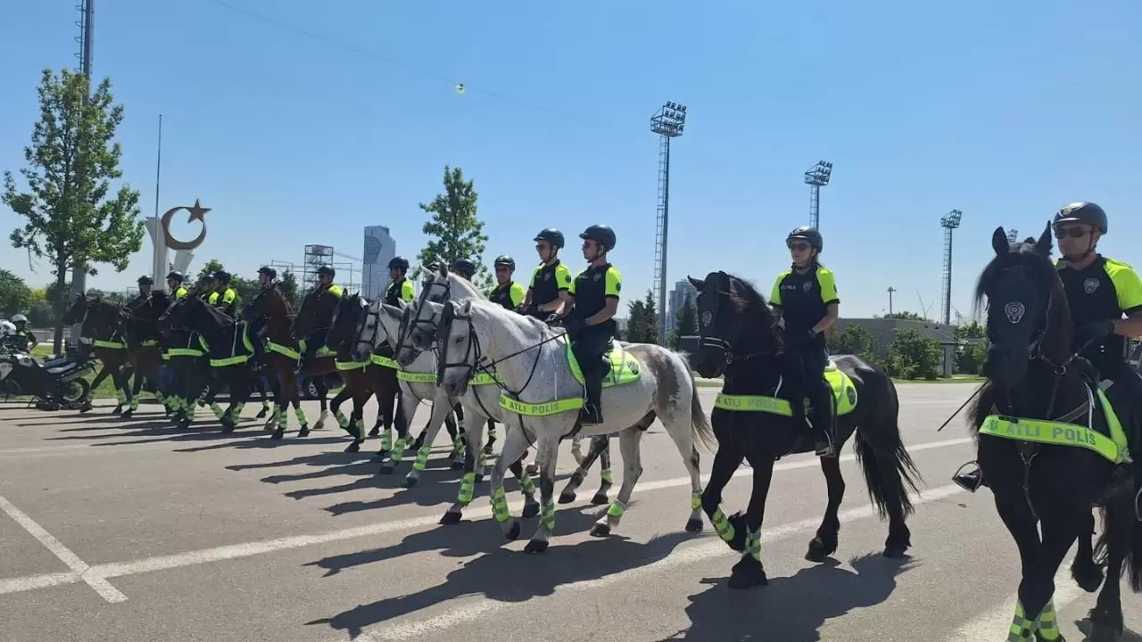 NATO Zirvesi öncesi Başkentte atlı polis devriyesi: 'Tomris' ve 'Tulpar' ilgi odağı oldu 9