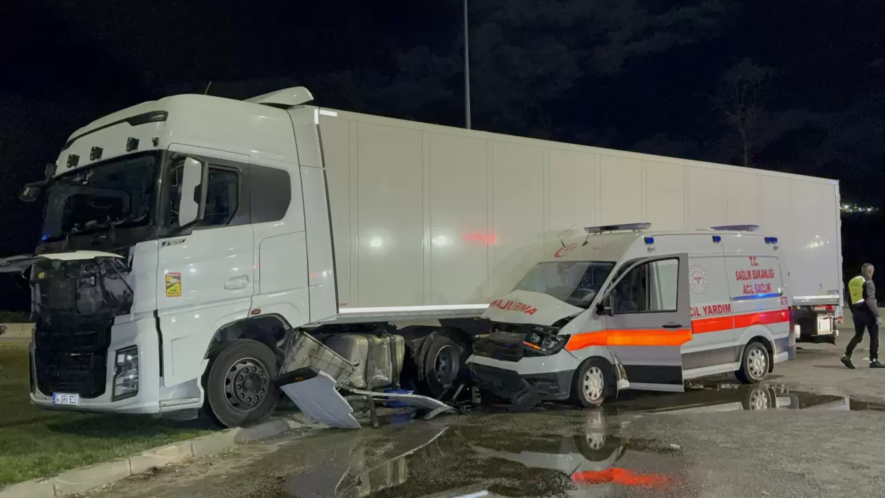 Samsun’da ambulans ile TIR çarpıştı 4