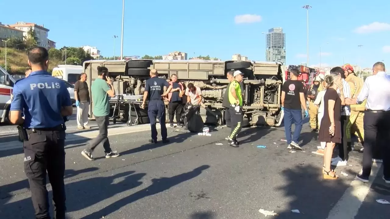 TEM Otoyolu'nda feci kaza! Servis midibüsü yan yattı 4