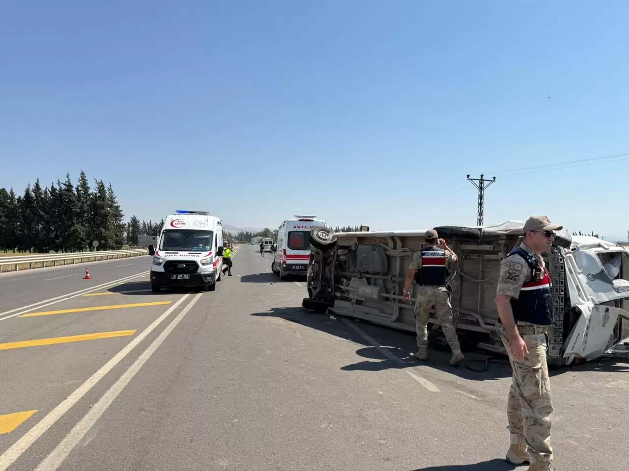 Hatay'da tarım işçilerini taşıyan minibüs devrildi 10
