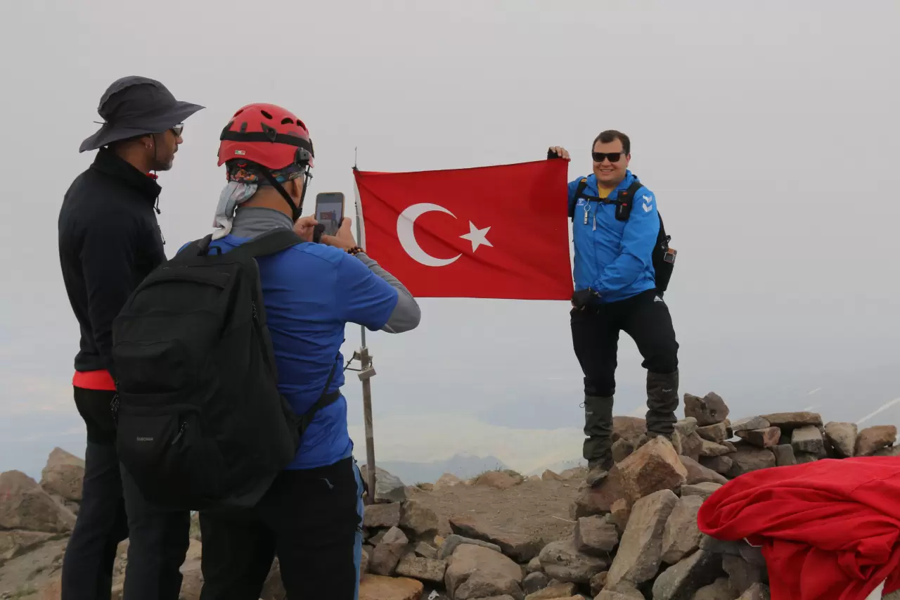 Hasan Dağı'na Türk bayrağını değiştirmek için çıktılar! Sürprizle karşılaştılar 4