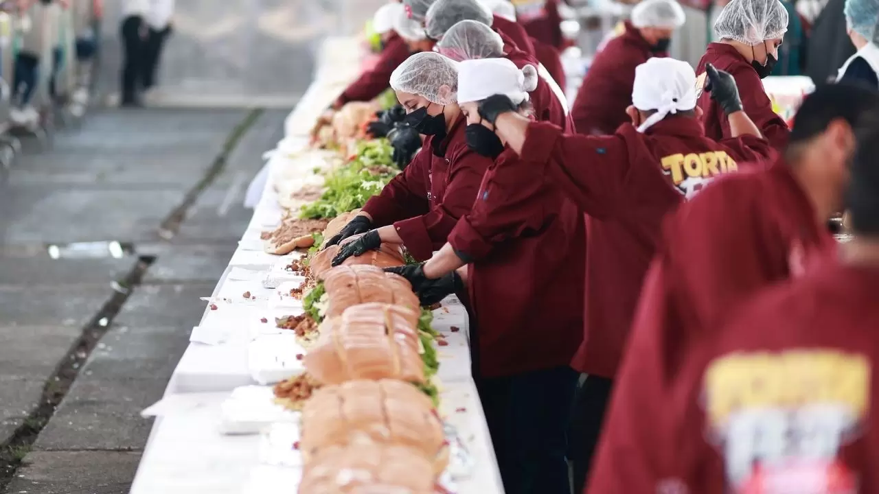 Guinness Rekoru için 100 metrelik dev sandviç hazırlandı! 1,5 tonluk Torta görenleri şaşırttı 6