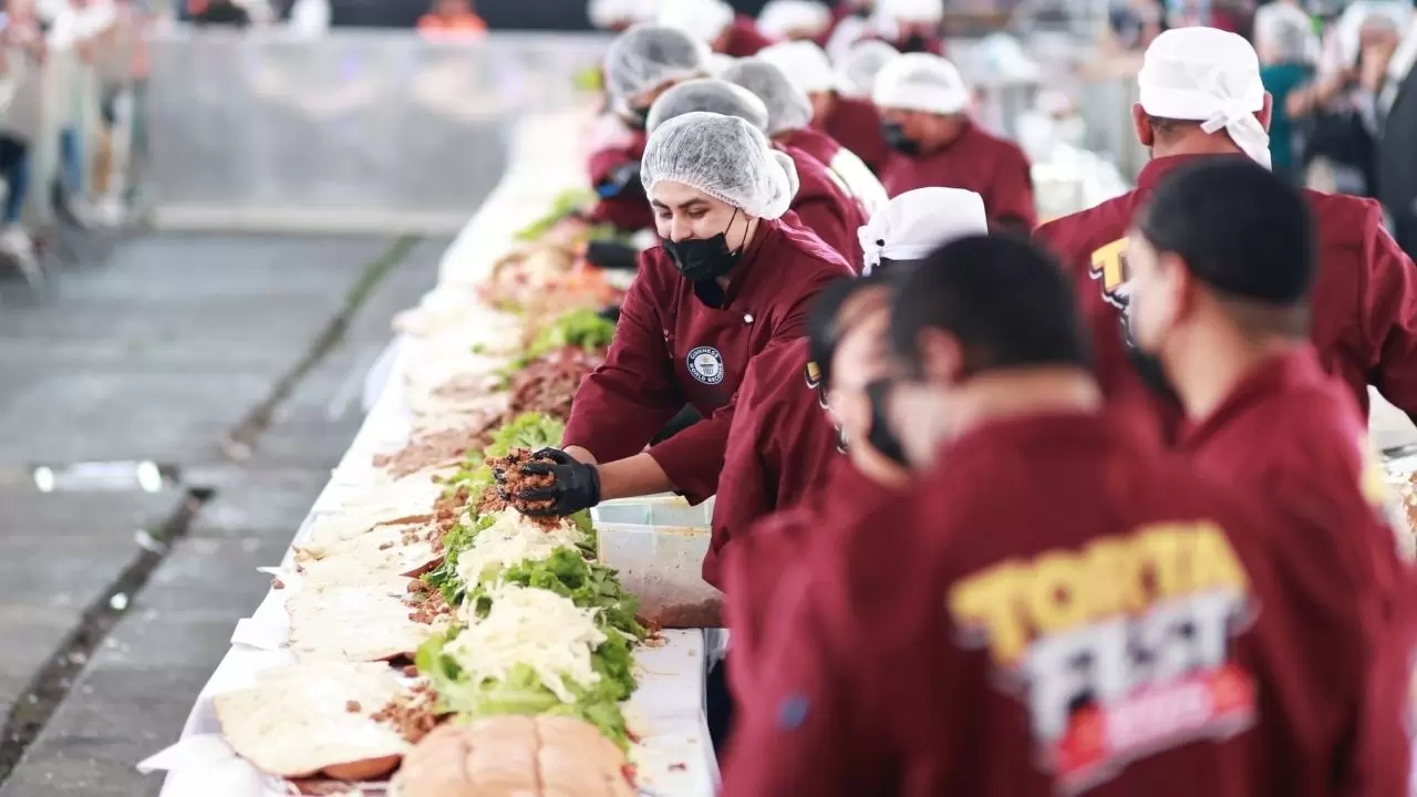 Guinness Rekoru için 100 metrelik dev sandviç hazırlandı! 1,5 tonluk Torta görenleri şaşırttı 7