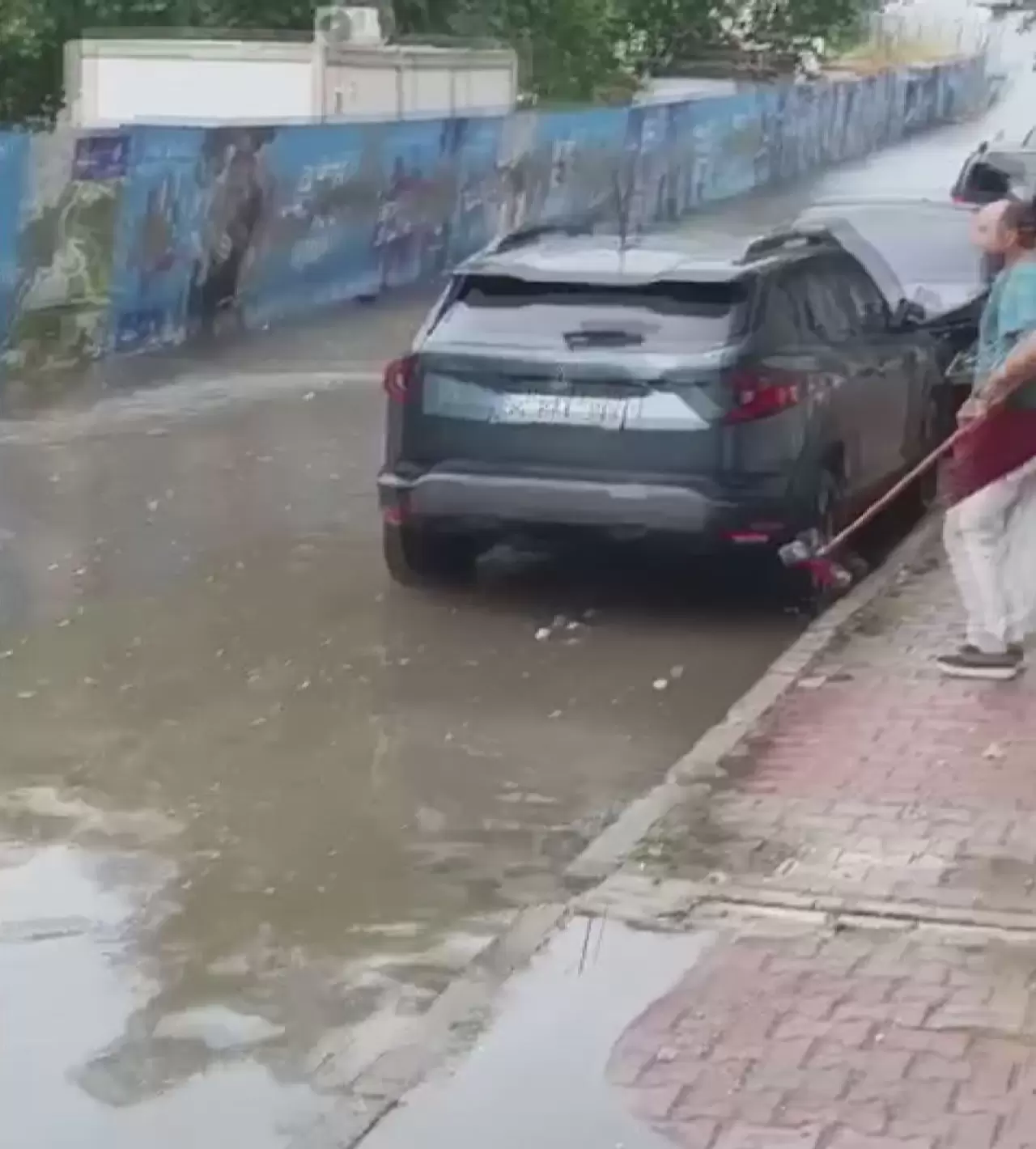 İstanbul'da sağanak felç etti: Cadde ve sokaklar göle döndü! 2
