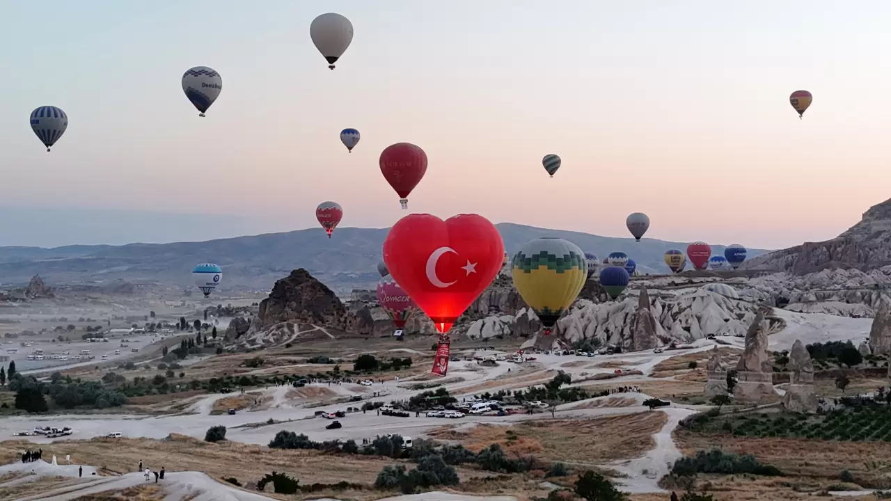 253 şehidin fotoğrafı gökyüzünde süzüldü 2
