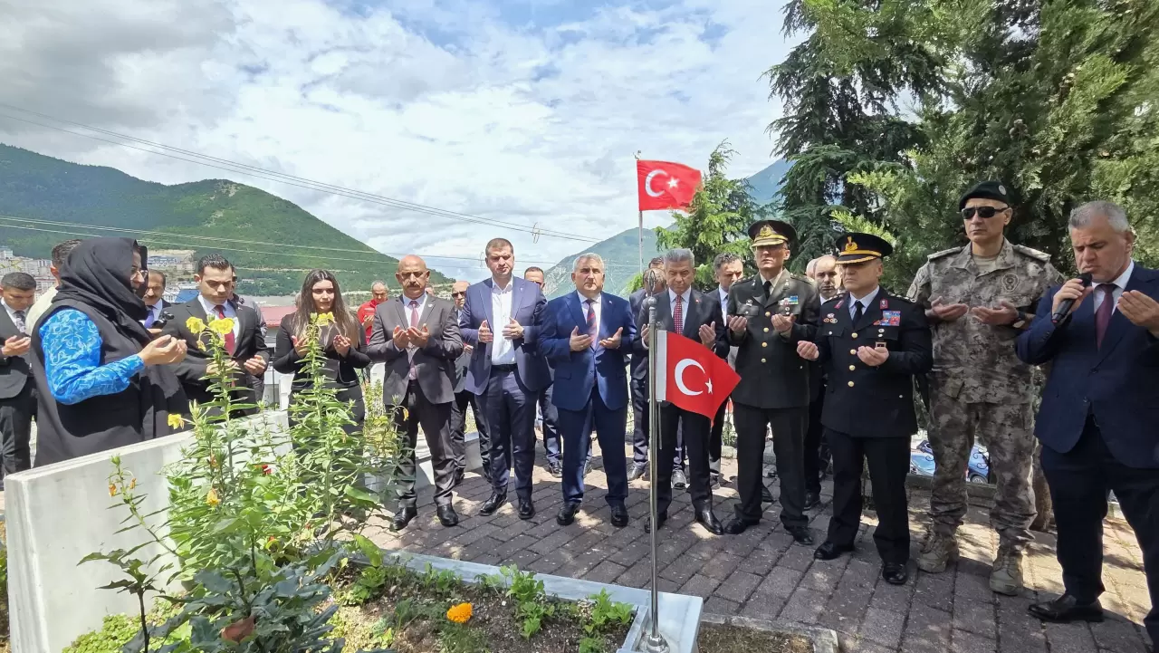 Türkiye'nin dört bir yanında şehitliklere akın! 15 Temmuz şehitleri dualarla anıldı 9