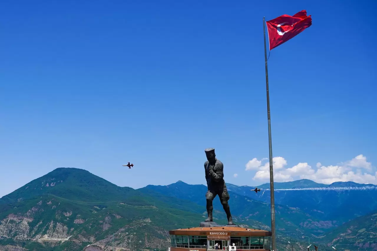 Türk Yıldızları Artvin semalarında nefes kesti 5