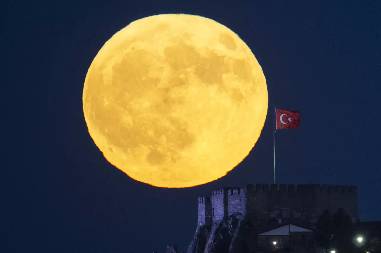 Ankara'da akşam saatlerinde beliren dolunay kartpostallık görüntüler oluşturdu 1