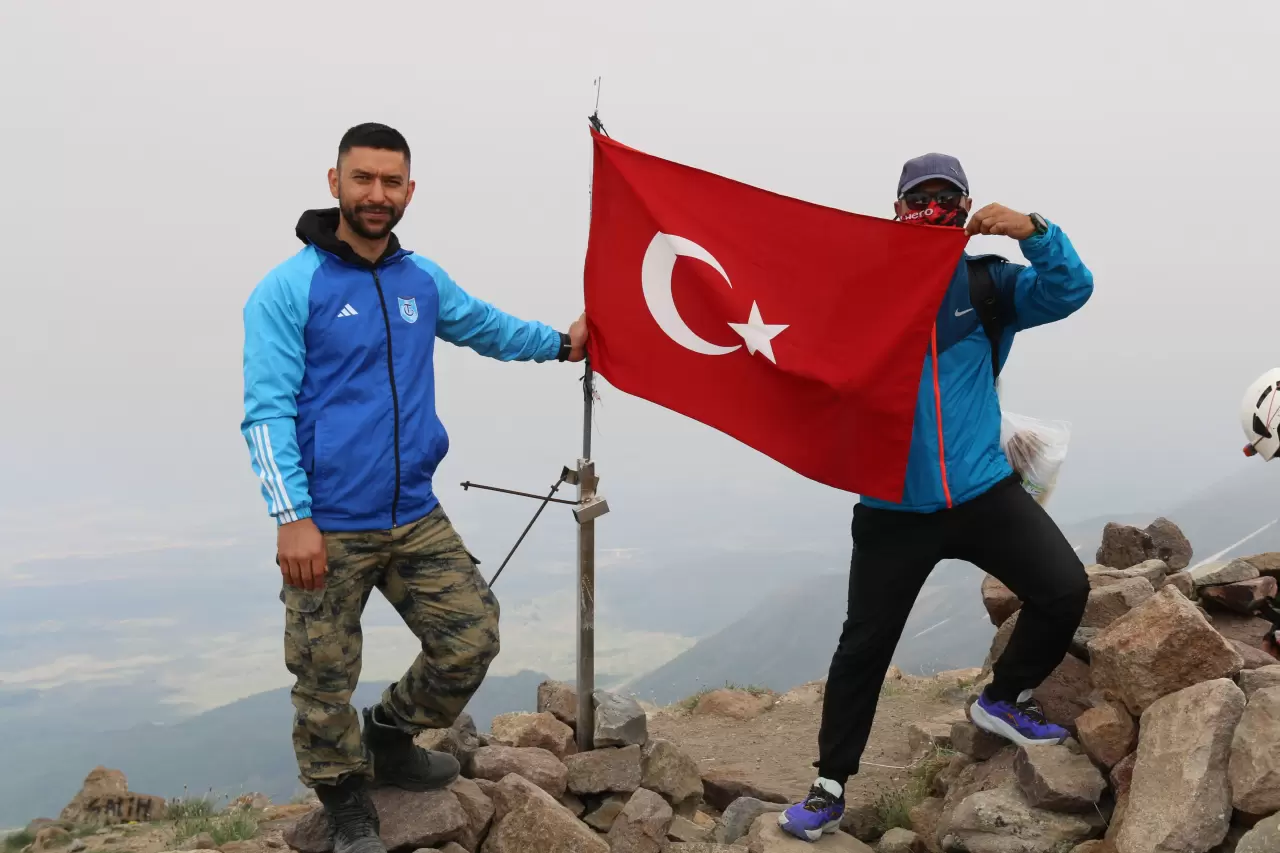 Hasan Dağı'na Türk bayrağını değiştirmek için çıktılar! Sürprizle karşılaştılar 5