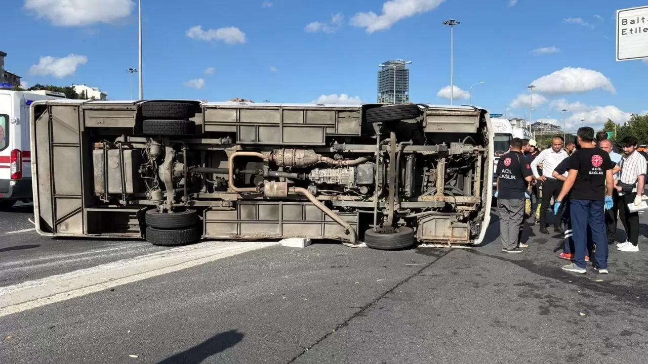 TEM Otoyolu'nda feci kaza! Servis midibüsü yan yattı 7