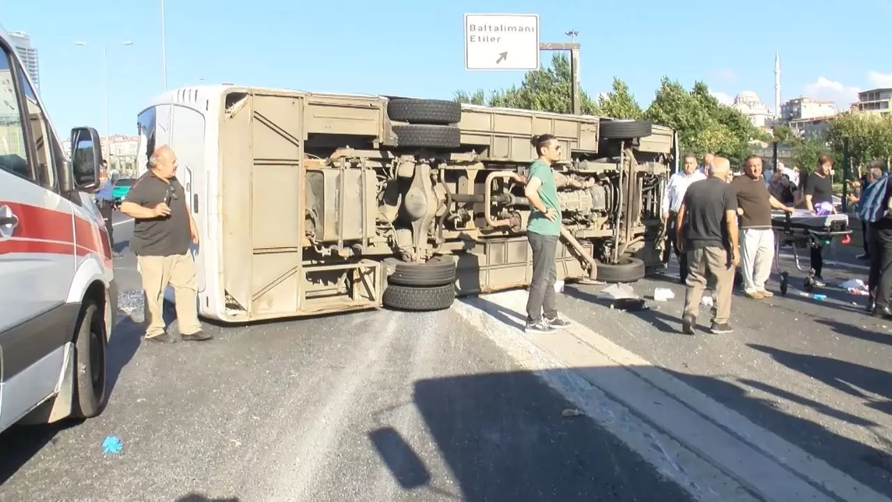 TEM Otoyolu'nda feci kaza! Servis midibüsü yan yattı 2