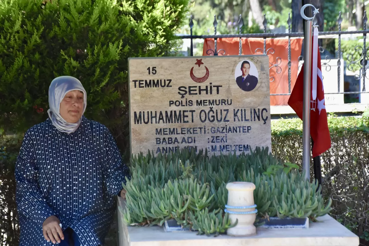 Türkiye'nin dört bir yanında şehitliklere akın! 15 Temmuz şehitleri dualarla anıldı 10