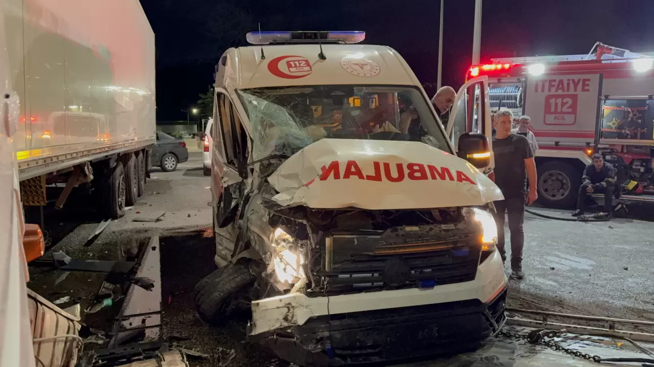 Samsun’da ambulans ile TIR çarpıştı 1