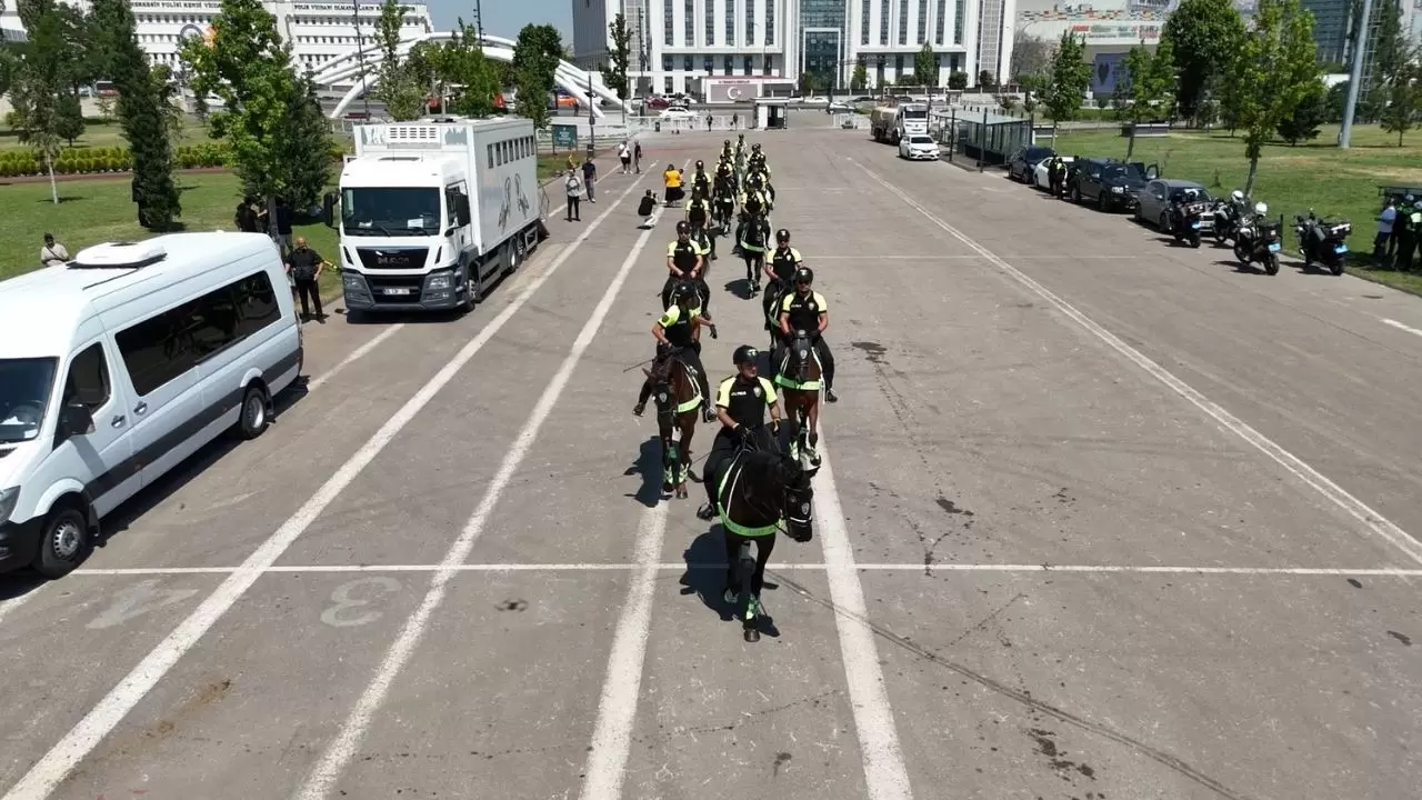 NATO Zirvesi öncesi Başkentte atlı polis devriyesi: 'Tomris' ve 'Tulpar' ilgi odağı oldu 4