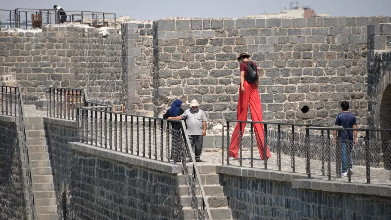 Diyarbakır Surları'nda 'tahta bacak' şov: 15 metre yükseklikte nefes kesen yürüyüş 1