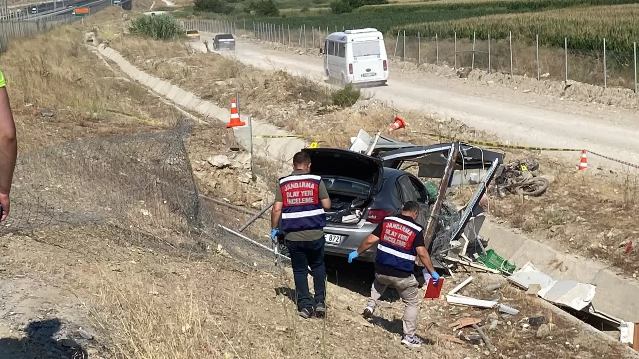 Kontrolden çıkan otomobil bekçi kulübesine uçtu: 1 ölü, 1 yaralı 5
