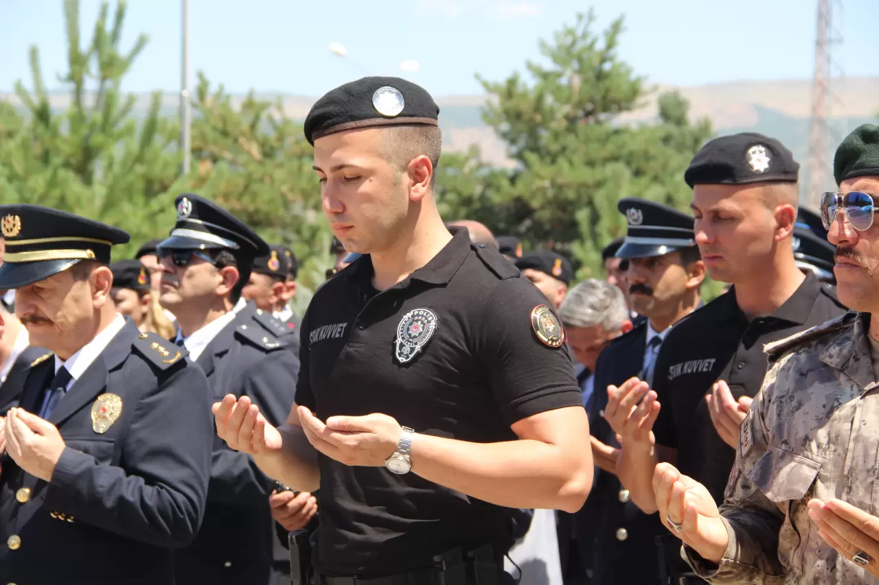 Türkiye'nin dört bir yanında şehitliklere akın! 15 Temmuz şehitleri dualarla anıldı 2