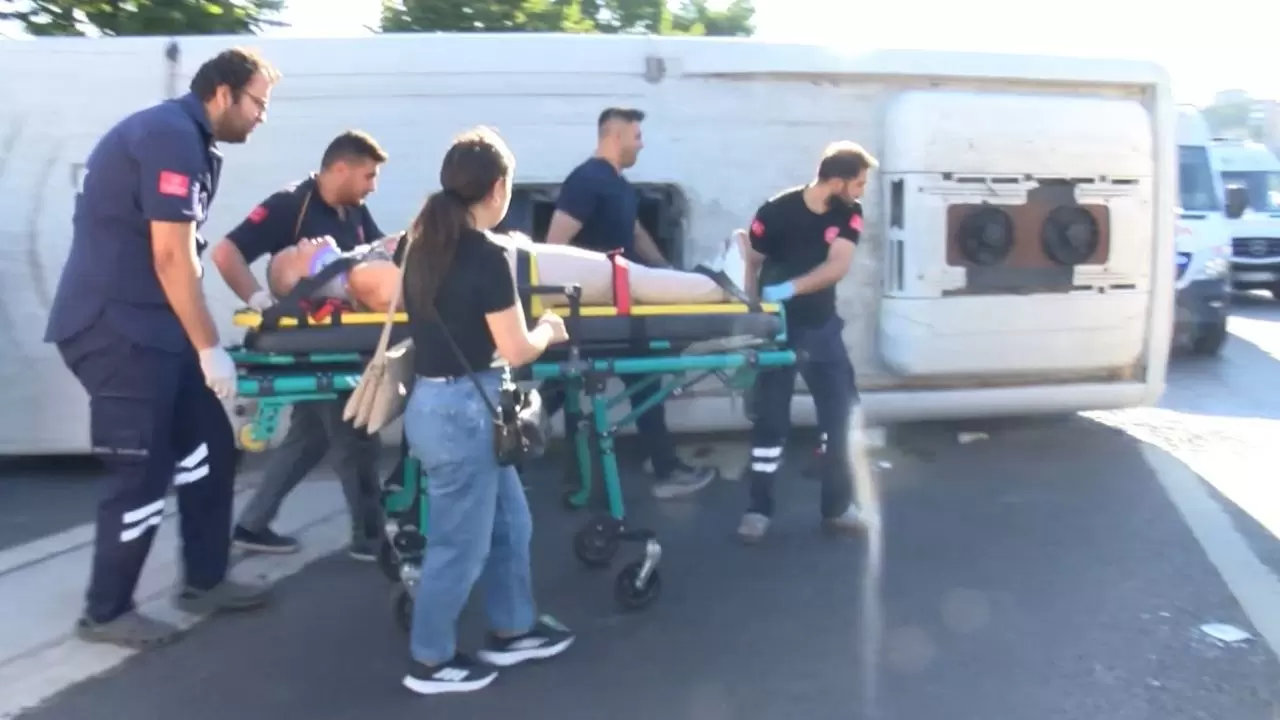 TEM Otoyolu'nda feci kaza! Servis midibüsü yan yattı 3