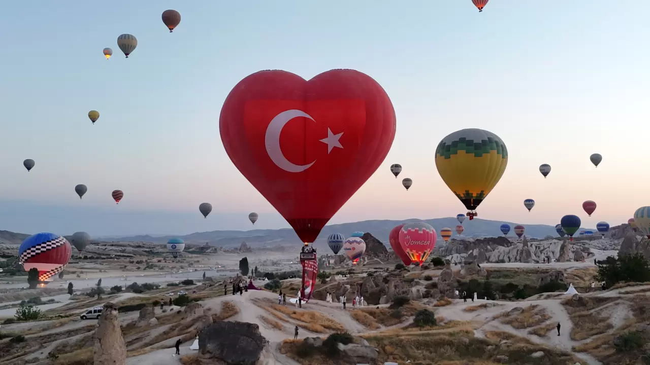 253 şehidin fotoğrafı gökyüzünde süzüldü 4