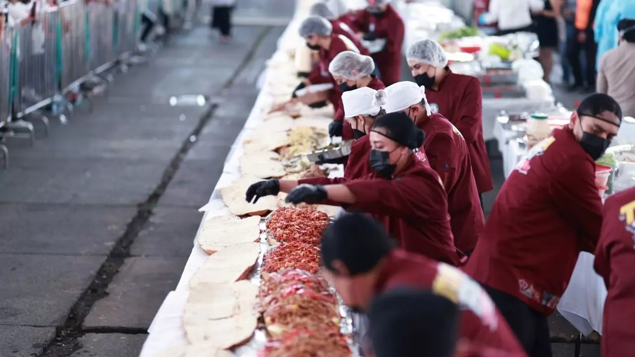 Guinness Rekoru için 100 metrelik dev sandviç hazırlandı! 1,5 tonluk Torta görenleri şaşırttı 10