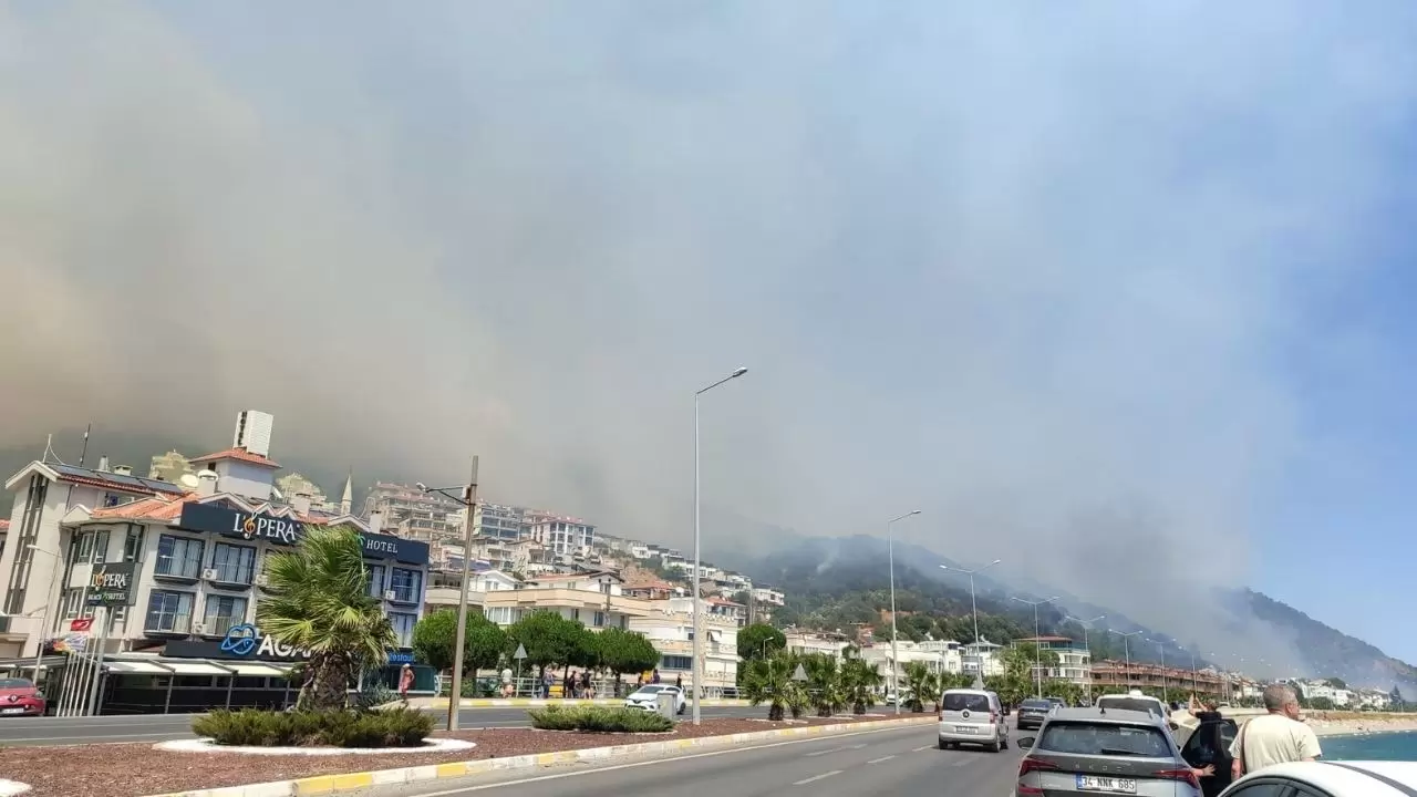 Altınoluk'ta evler boşaltılıyor, alevler yerleşim yerlerine ulaştı 4
